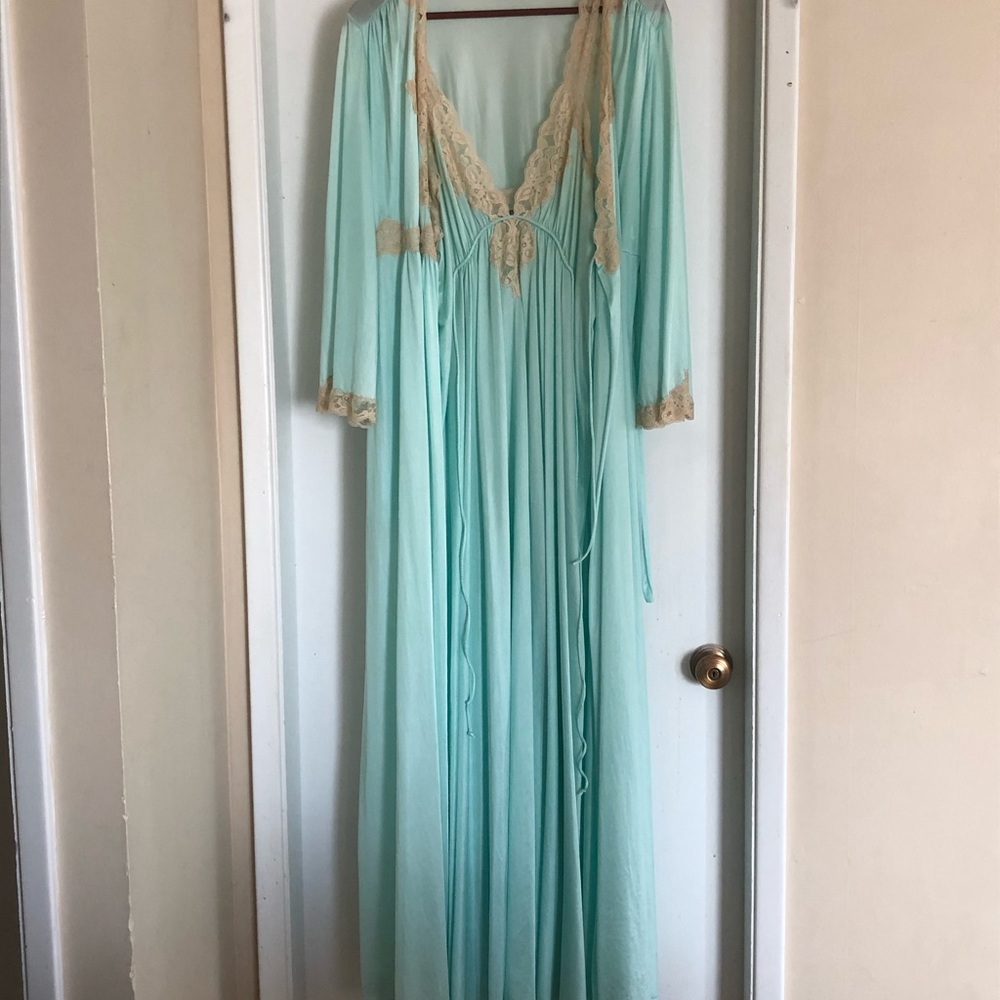 ❗️SOLD ❗️Kayser nightgown and matching robe